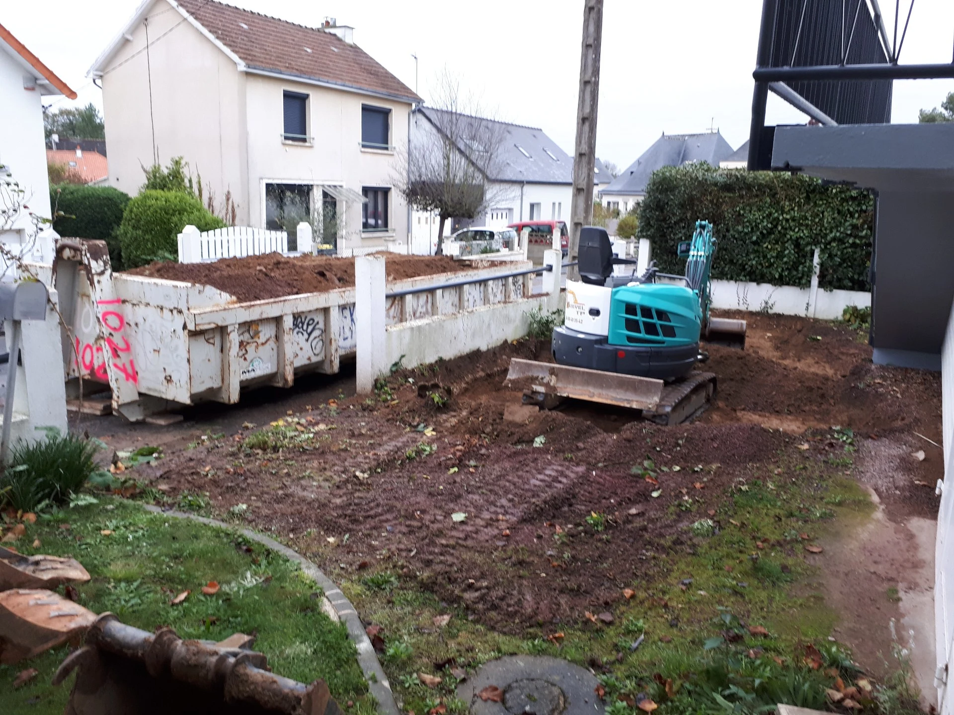 1-Terrassement-et-evacuation-de-la-terre-en-decharge.jpg