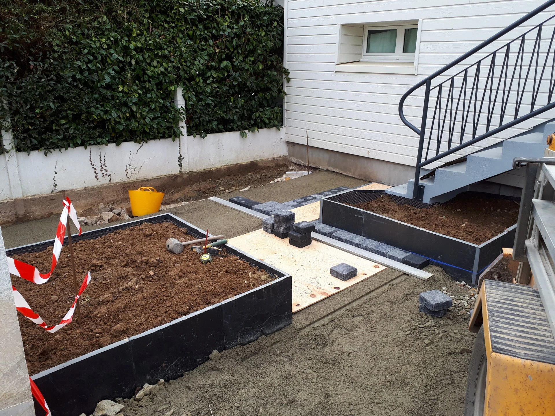 6-Mise-en-place-de-palis-d-ardoise-pour-la-creation-de-massifs-vegetal.jpg