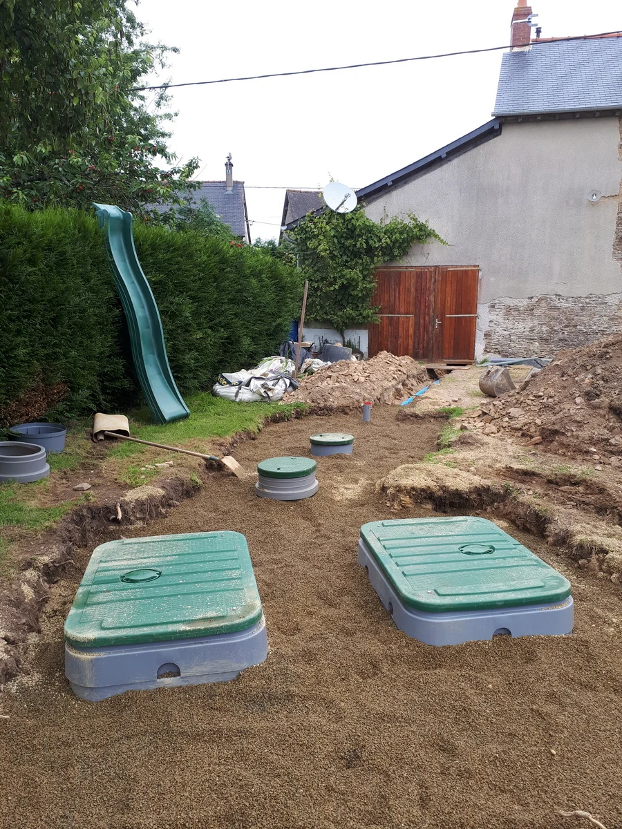 2-Mise-en-place-de-la-fosse-et-des-filtre-compact-ECOFLO-et-gravillonage.jpg