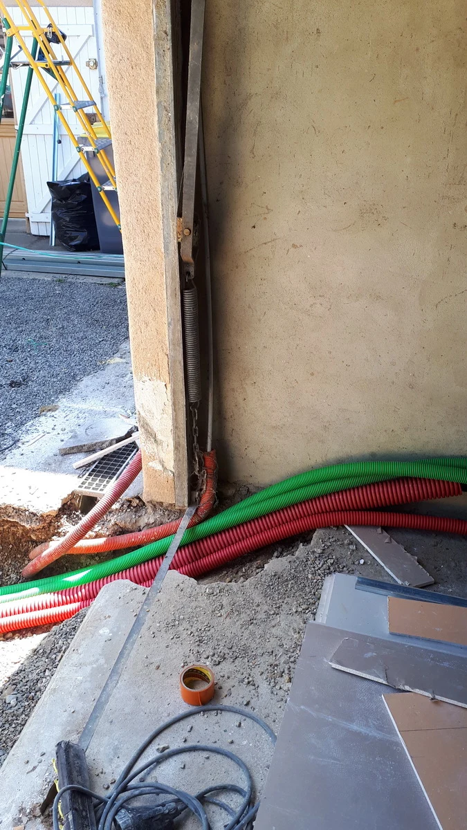 Réalisation d'une tranchée pour le raccordement fibre et électrique à Pacé